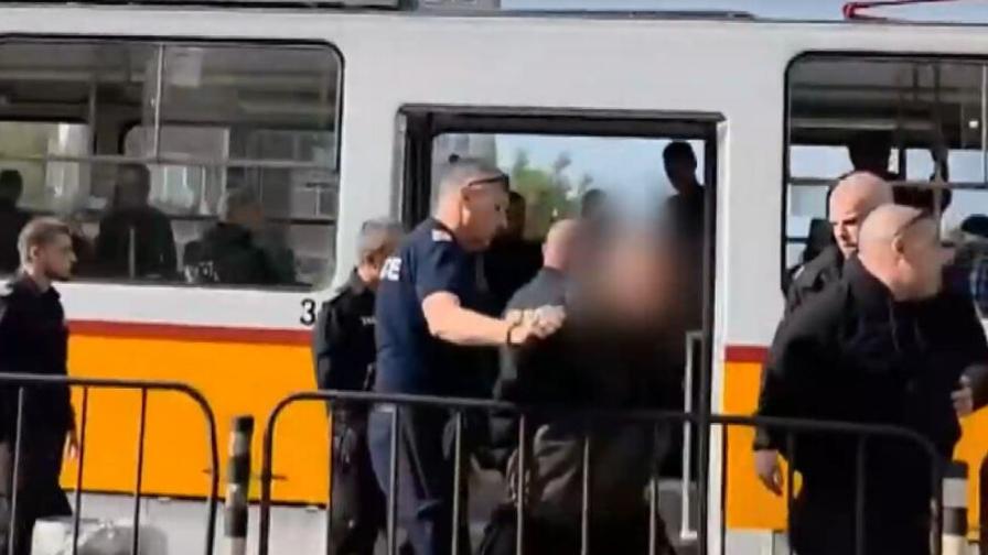 Брутално нападение над ученици посред бял ден в столичен трамвай