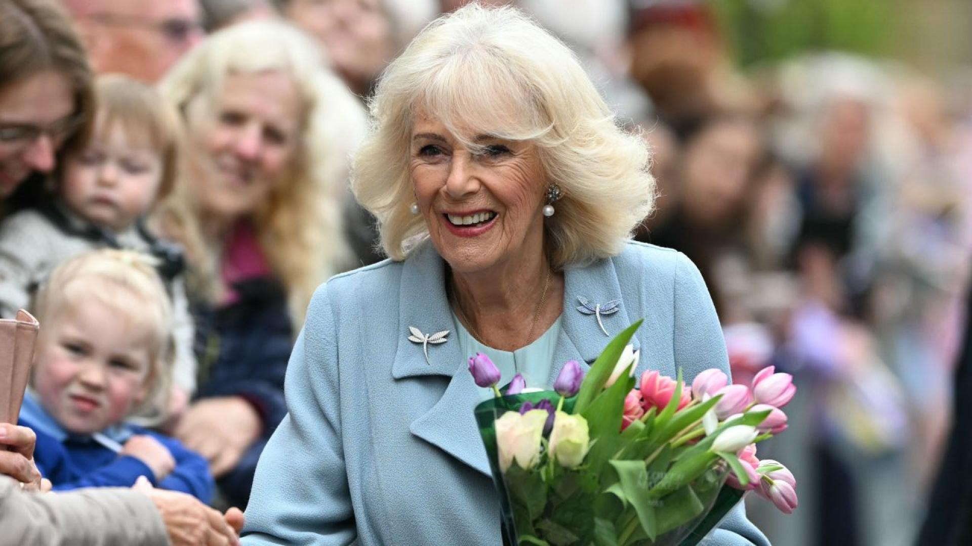 Кралица Камила показа своето очарователно ново кученце пакостлива смесица от