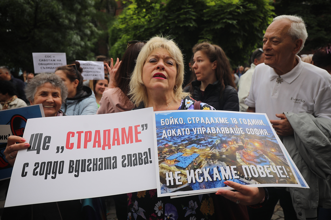 <p>Няколко хиляди граждани се събраха пред Столична община на протест в подкрепа на кмета на София Васил Терзиев. Впоследствие демонстрацията премина в шествие, което достигна до Президентството.</p>