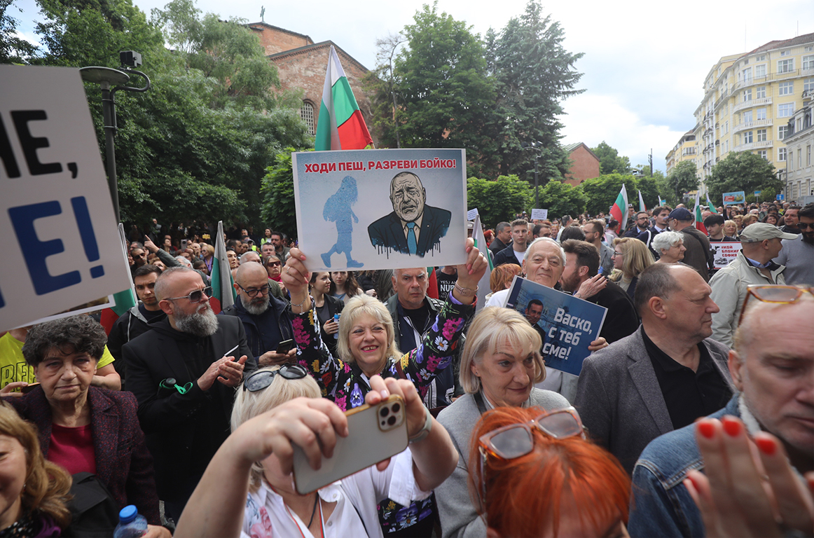 <p>Няколко хиляди граждани се събраха пред Столична община на протест в подкрепа на кмета на София Васил Терзиев. Впоследствие демонстрацията премина в шествие, което достигна до Президентството.</p>