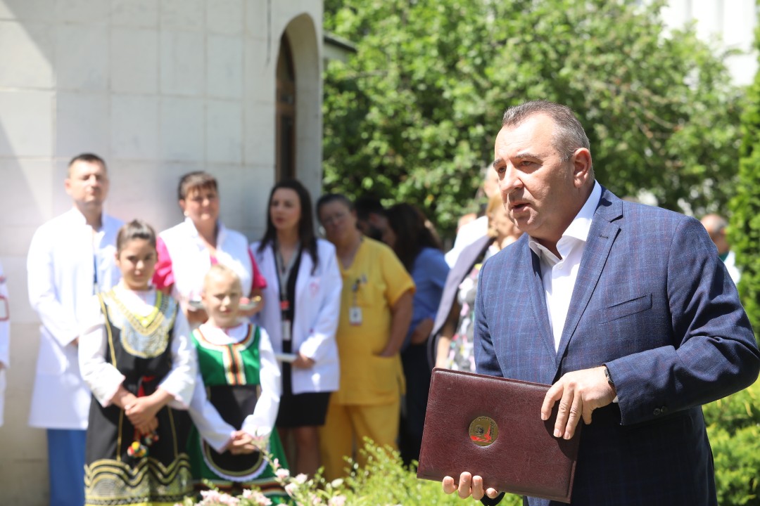 <p>С откриването на специален паметник в София беше отдадена почит на служителите на спешната болница &bdquo;Пирогов&ldquo;, посветили живота си на другите преди, по време и след пандемията от COVID-19.</p>