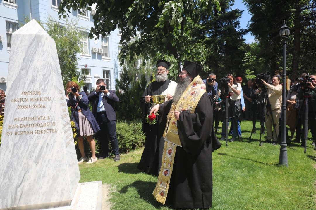<p>С откриването на специален паметник в София беше отдадена почит на служителите на спешната болница &bdquo;Пирогов&ldquo;, посветили живота си на другите преди, по време и след пандемията от COVID-19.</p>