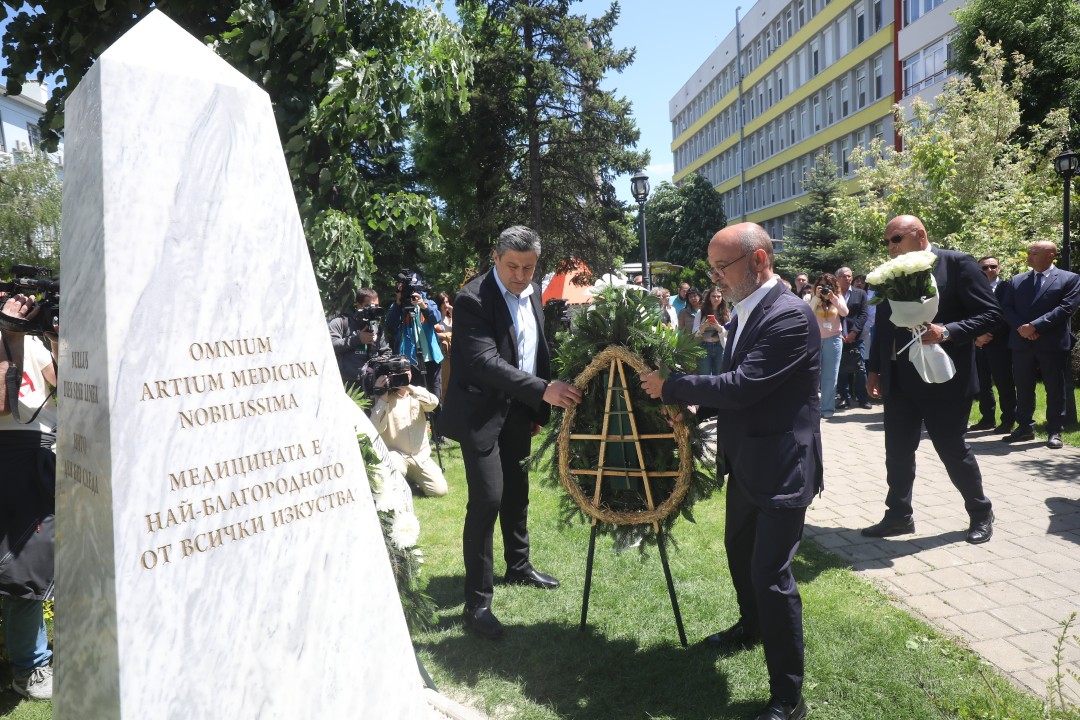 <p>С откриването на специален паметник в София беше отдадена почит на служителите на спешната болница &bdquo;Пирогов&ldquo;, посветили живота си на другите преди, по време и след пандемията от COVID-19.</p>