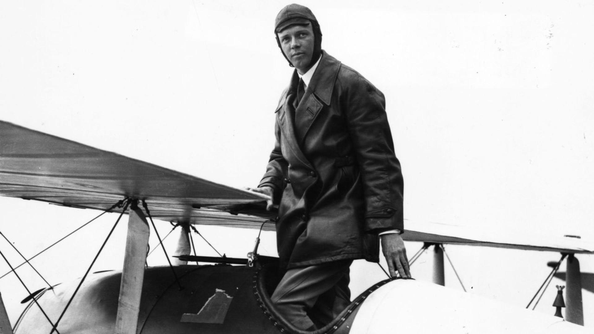 На 21 май 1927 г американският пилот Чарлз Линдберг става