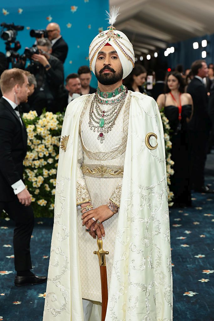 <p>На Met Gala през 2025 г. Дилджит Досандж носеше спиращи дъха бижута, наподобяващи диамантеното колие от 1000 карата, проектирано от Cartier за махараджа Бхупиндер Сингх от Патиала през 20-те години на миналия век.</p>