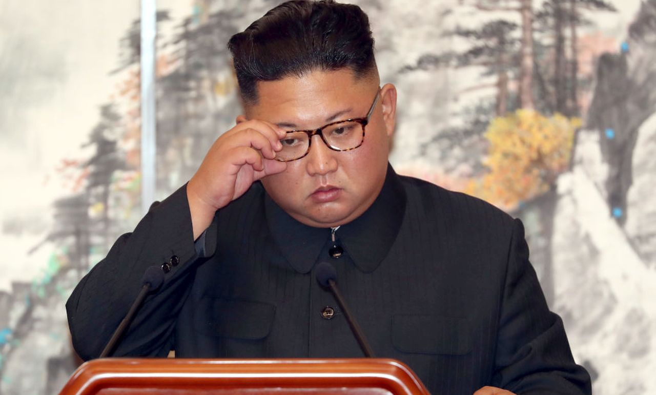 <p>Ким Чен-ун уби своя полубрат Ким Чен Нам чрез VX нервнопаралитично вещество на летище, като убедил две жени, че всичко е шега за телевизионно шоу.</p>