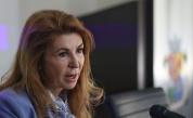 <p>Арх. Панайотова влиза с папка сигнали в прокуратурата</p>