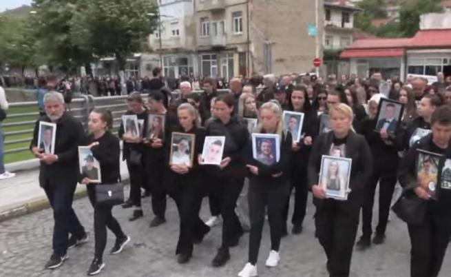 62 мъртви, 0 виновни: Траурен марш за жертвите от „Пулс“ в Кочани