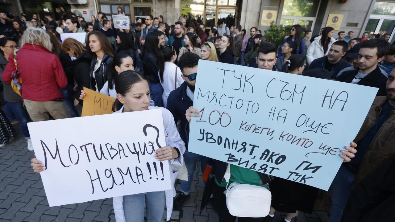 Млади лекари и медицински сестри провеждат протест с настояване за по-високи заплати, достойни условия на труд и регламентирано работно време. По данни на медицинските сестри заплатата им е по-ниска от 2000 лв. на месец. 

Протестът се провежда паралелно в шест града в страната.