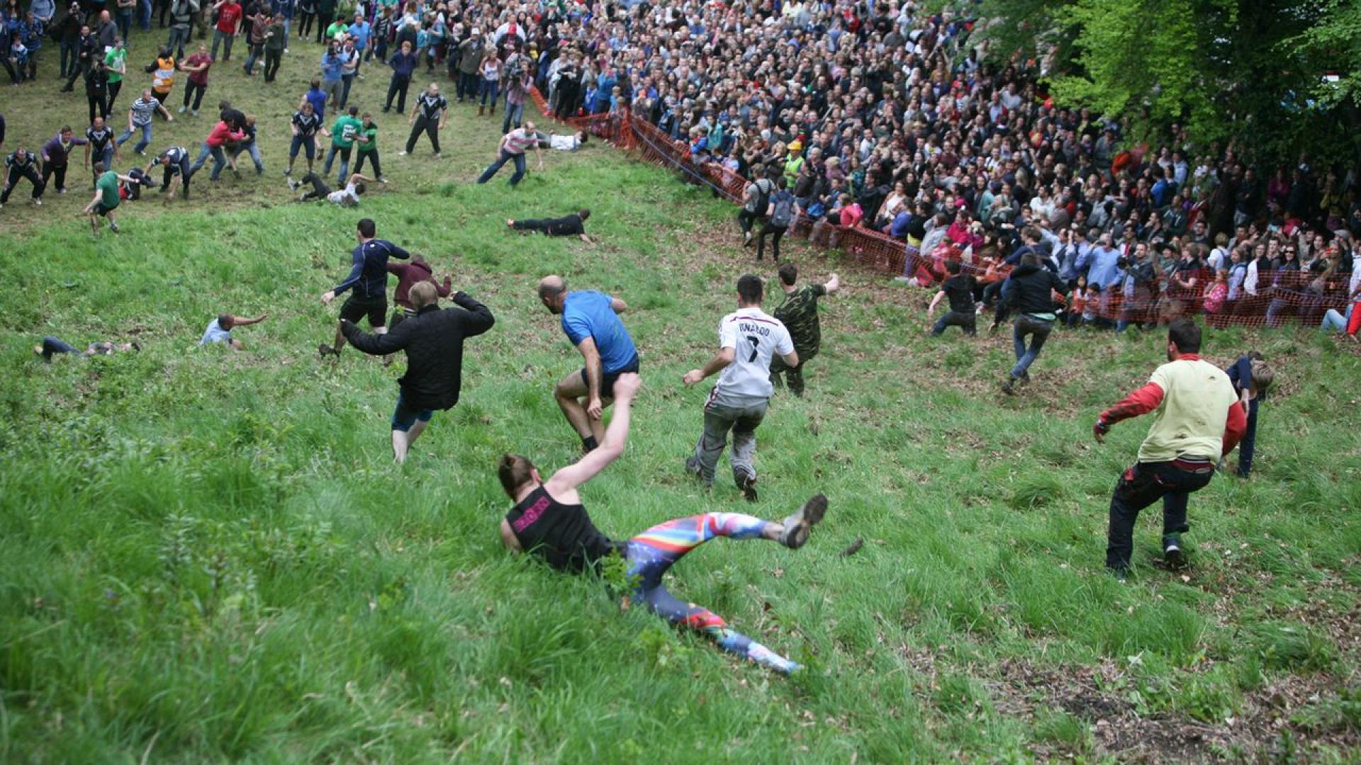 Том Копке 23 годишен германец спечели събитието за търкаляне на сирене