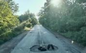Куриоз на пътя: Огромна дупка "обезопасена" с гуми край Лом