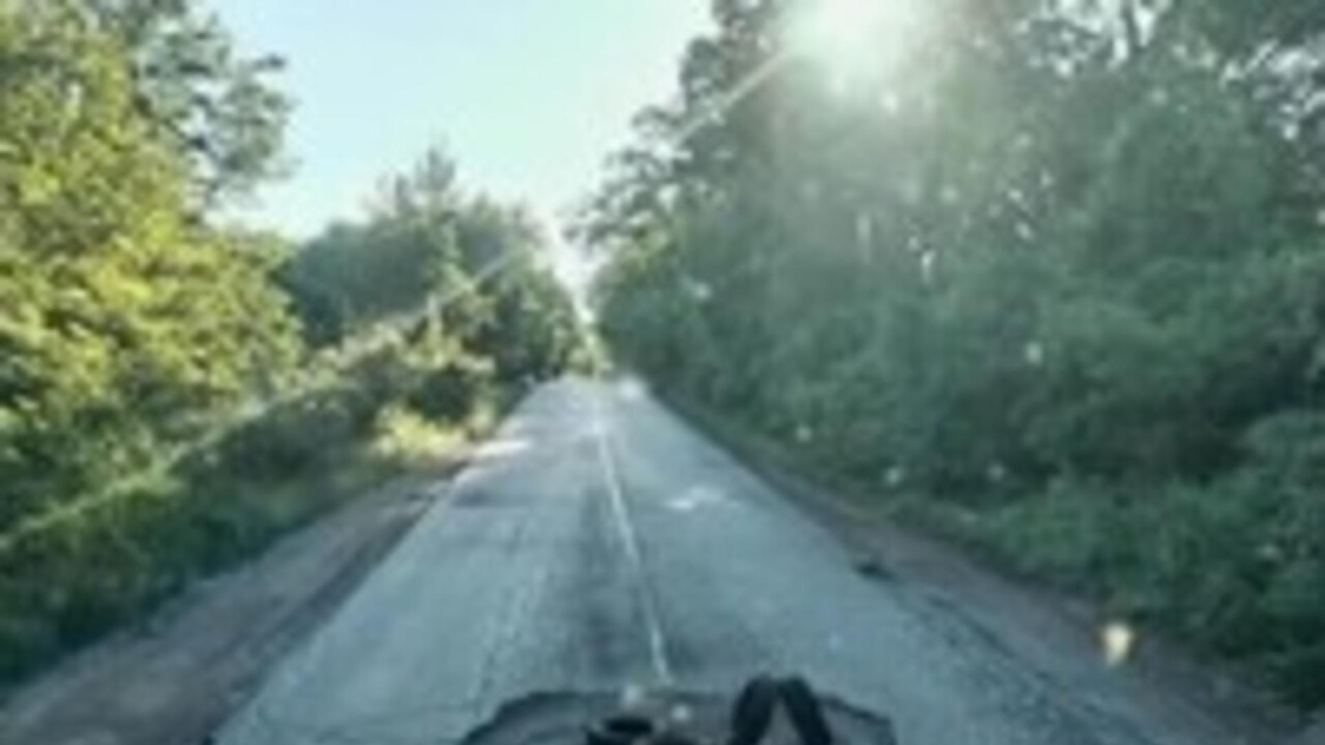 Огромна дупка в центъра на пътя между село Добри дол