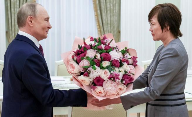 Путин прие вдовицата на Шиндзо Абе в Москва Путин прие вдовицата на Шиндзо Абе в Москва