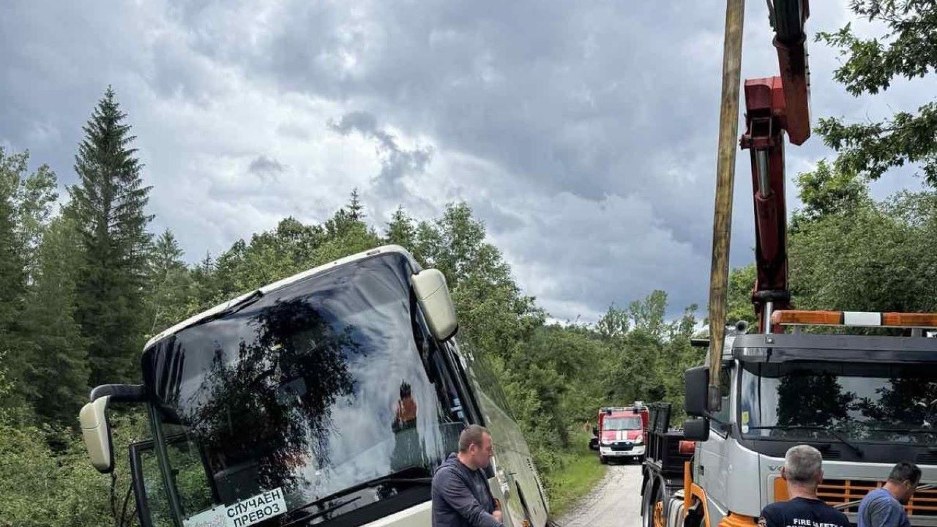 Заради инцидент с автобус пътят Донино Боженци е затворен съобщиха