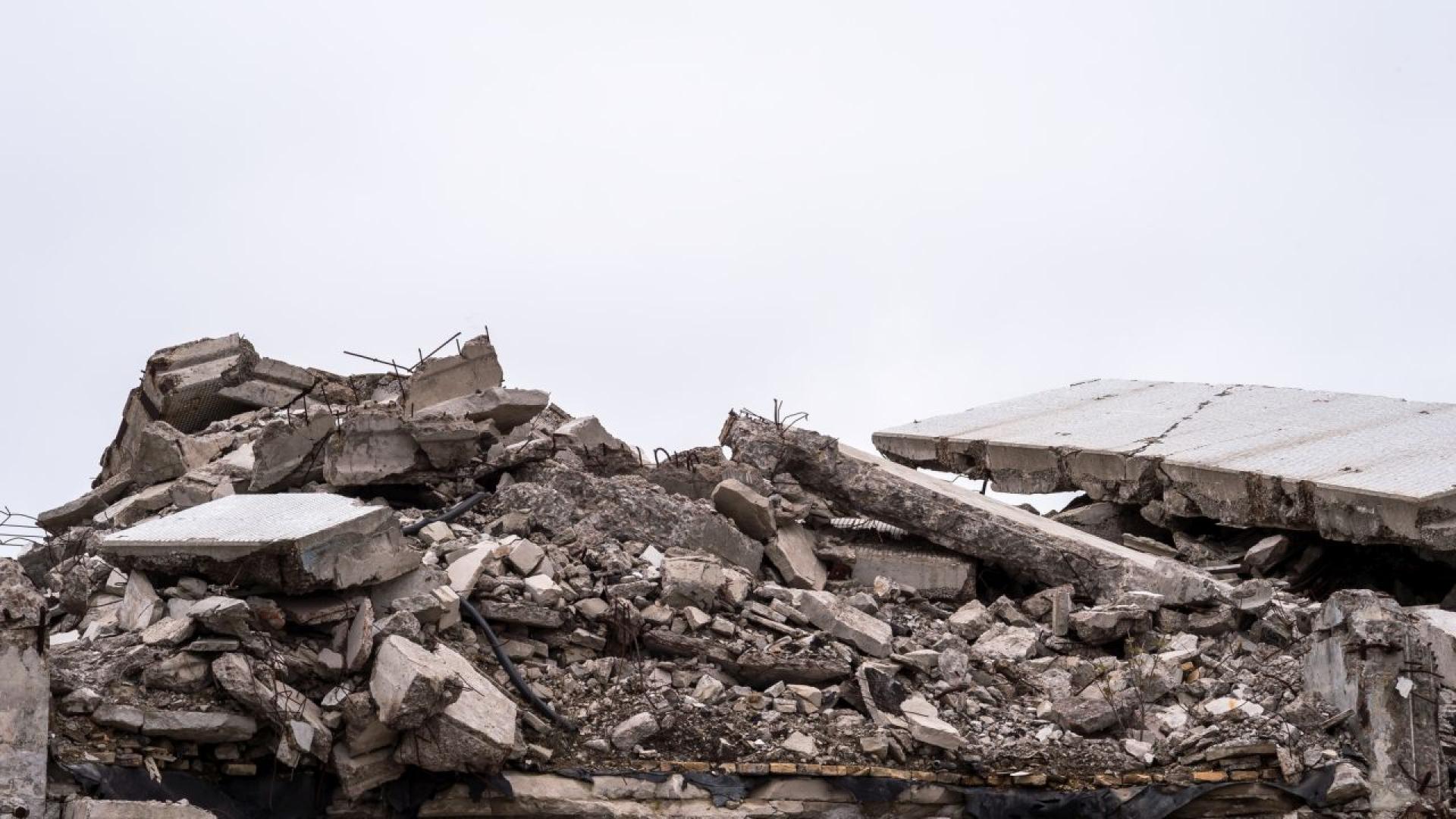 Индонезийските спасителни екипи днес продължават издирването на осем души затрупани