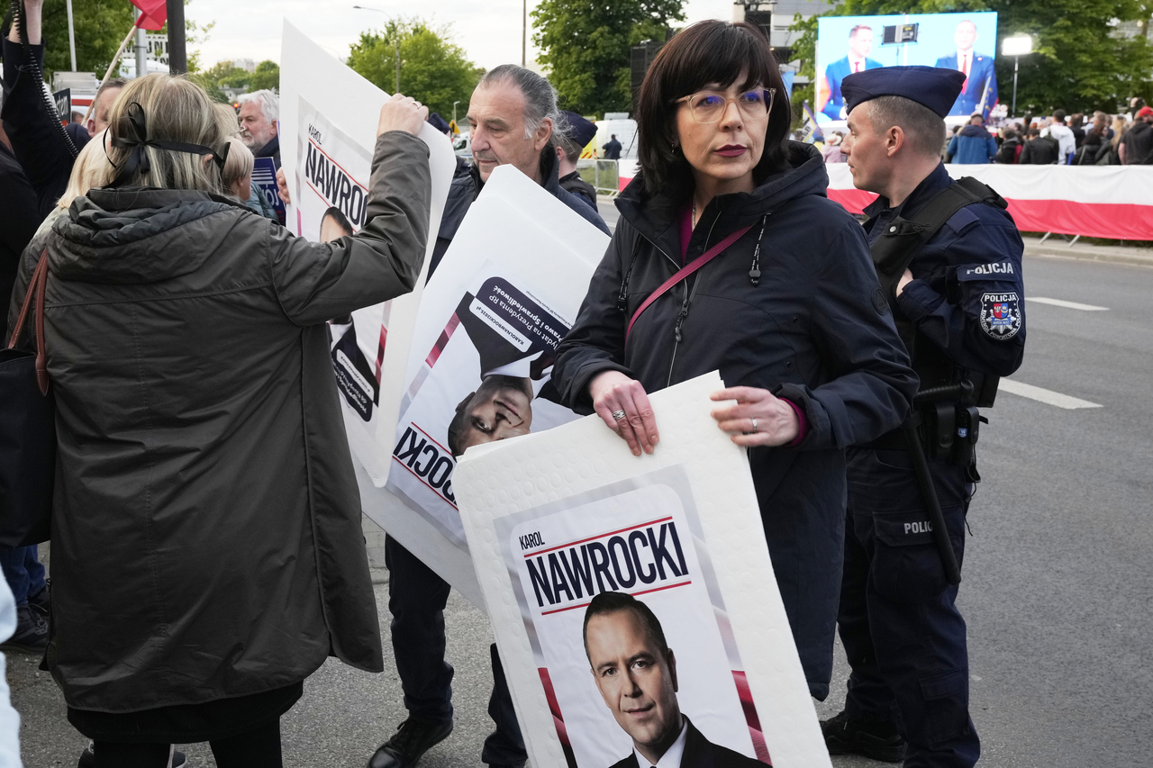 <p>Кандидатът, подкрепен от най-голямата опозиционна националистическа партия в Полша &ndash; &bdquo;Право и справедливост&ldquo; (ПиС), Карол Навроцки печели произведения вчера втори тур на президентските избори в страната, съобщиха Асошиейтед прес и Ройтерс. Централната избирателна комисия на Полша публикува на своя уебсайт, че всички гласове са преброени, информира Ройтерс.</p>