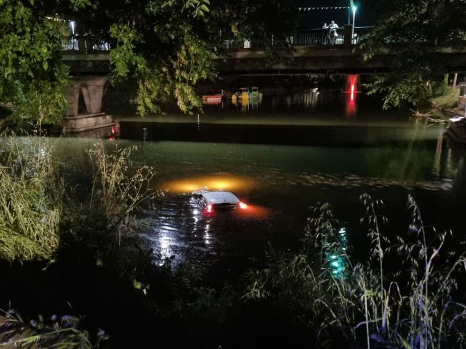 Шофьор падна с колата си в Тунджа