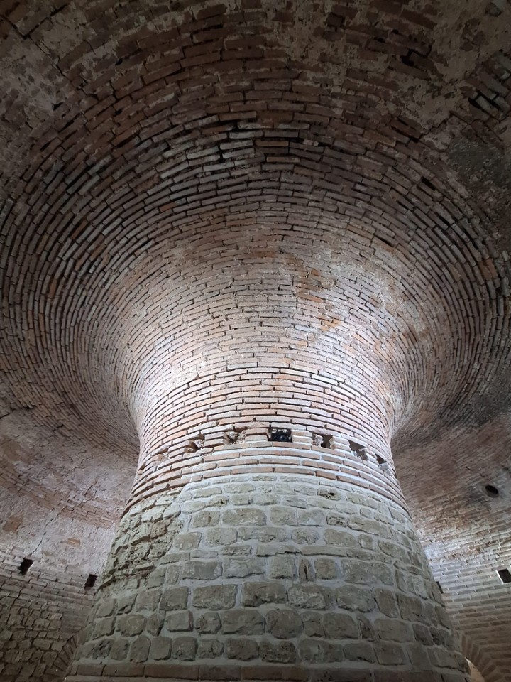 <p>Античната куполна гробница е уникална с това, че е най-голямата подобна гробница откривана у нас и е единствена по рода си на целия Балкански полуостров.</p>