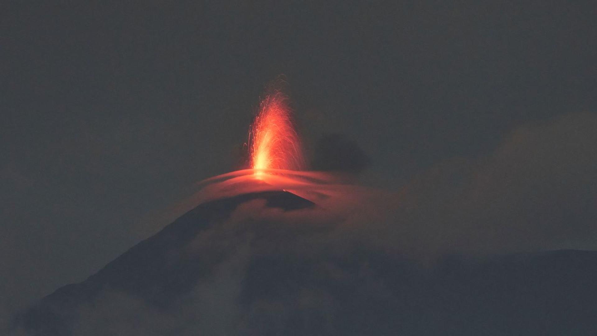 Властите на Гватемала започнаха евакуацията на жители от склоновете на 