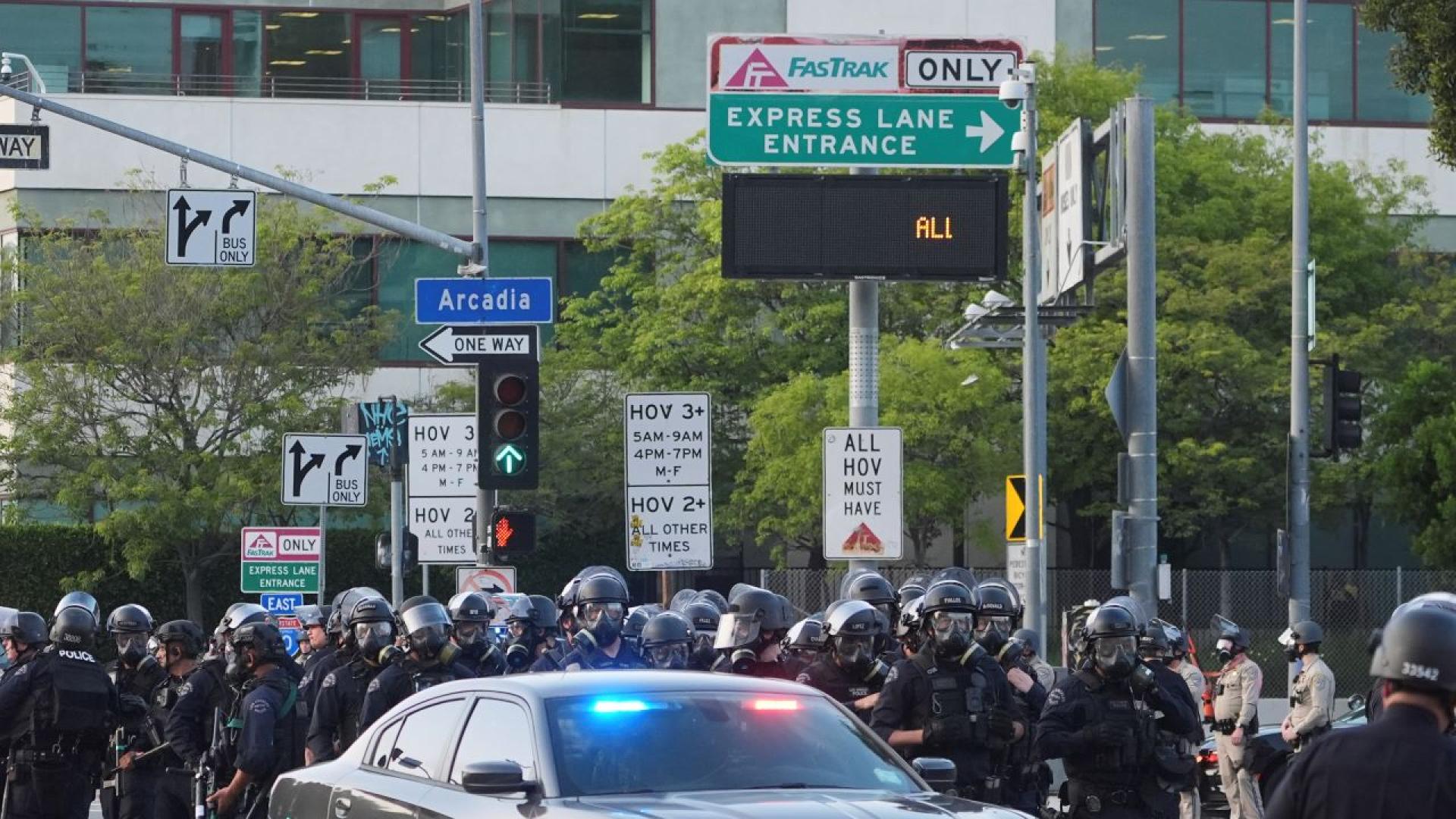 Полицаи с оборудване за борба с безредиците влязоха снощи в