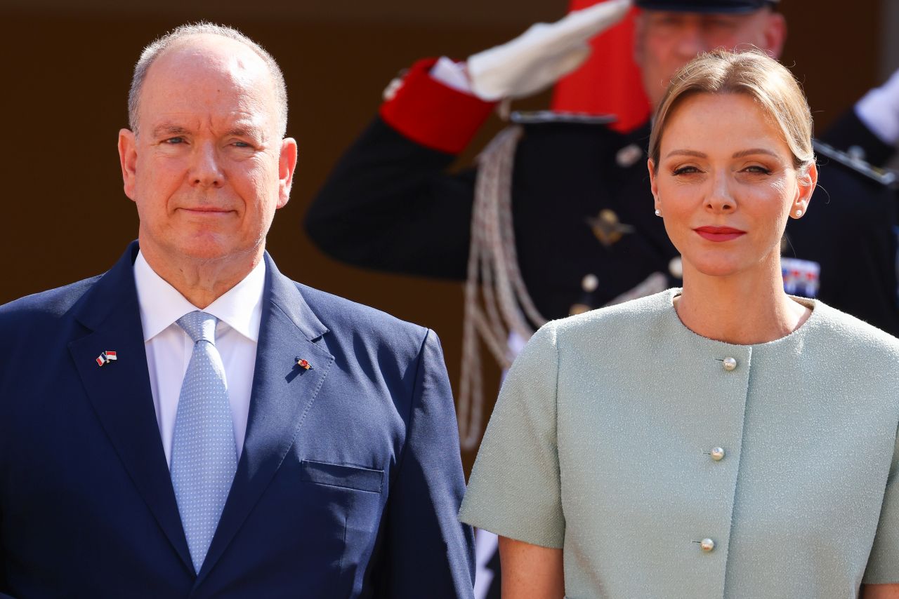 <p>Френският президент Еманюел Макрон и съпругата му Брижит Макрон бяха посрещнати от кралското семейство на Монако - принц Албер II, принцеса Шарлийн и децата им Габриела и Жак</p>