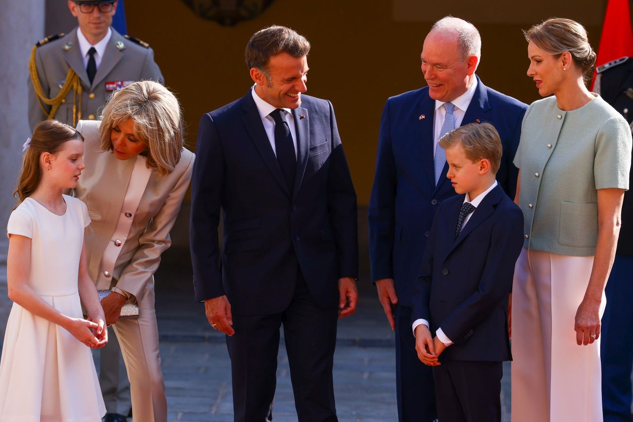 <p>Френският президент Еманюел Макрон и съпругата му Брижит Макрон бяха посрещнати от кралското семейство на Монако - принц Албер II, принцеса Шарлийн и децата им Габриела и Жак</p>