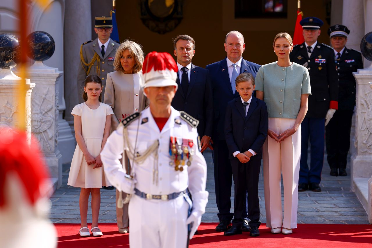 <p>Френският президент Еманюел Макрон и съпругата му Брижит Макрон бяха посрещнати от кралското семейство на Монако - принц Албер II, принцеса Шарлийн и децата им Габриела и Жак</p>