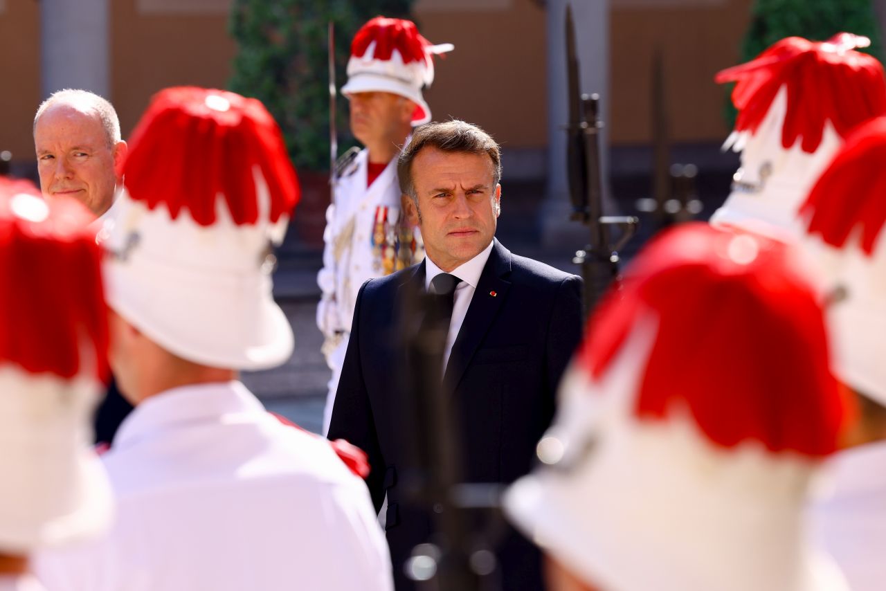 <p>Френският президент Еманюел Макрон и съпругата му Брижит Макрон бяха посрещнати от кралското семейство на Монако - принц Албер II, принцеса Шарлийн и децата им Габриела и Жак</p>