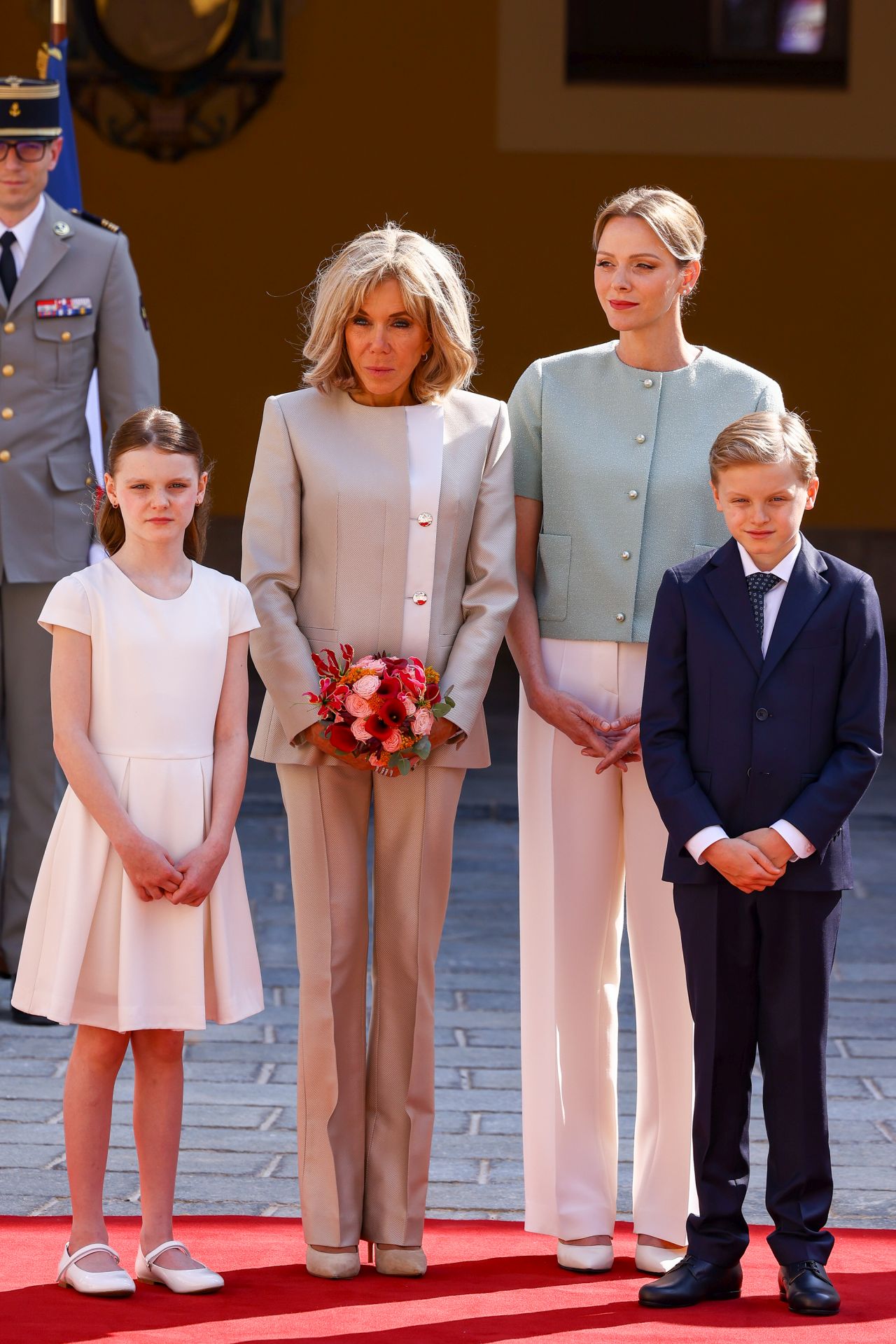 <p>Френският президент Еманюел Макрон и съпругата му Брижит Макрон бяха посрещнати от кралското семейство на Монако - принц Албер II, принцеса Шарлийн и децата им Габриела и Жак</p>