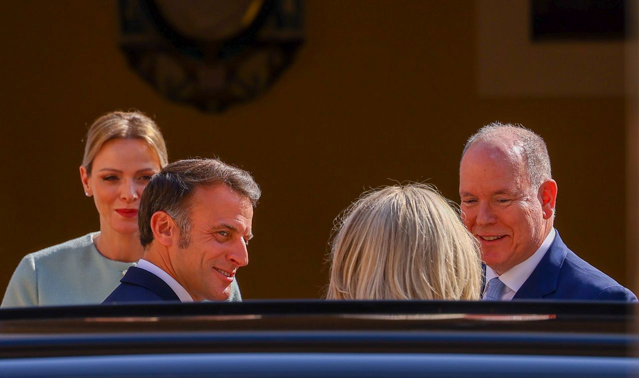 <p>Френският президент Еманюел Макрон и съпругата му Брижит Макрон бяха посрещнати от кралското семейство на Монако - принц Албер II, принцеса Шарлийн и децата им Габриела и Жак</p>