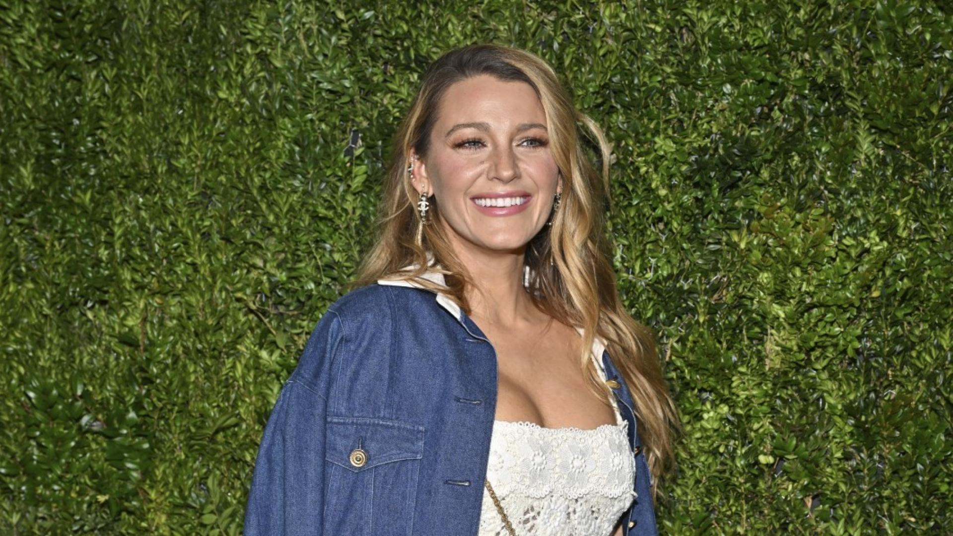 Блейк Лайвли изглеждаше изключително щастлива докато се присъединяваше към вечерята