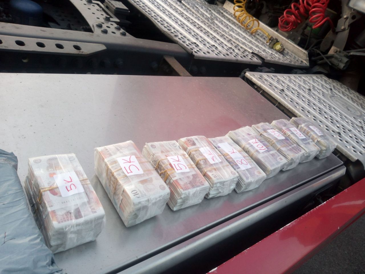 Заловиха турски шофьор с над 200 000 паунда контрабандна валута на „Дунав мост 2“