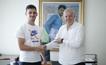 Левски връчи благодарствен плакет на Илиян Стефанов