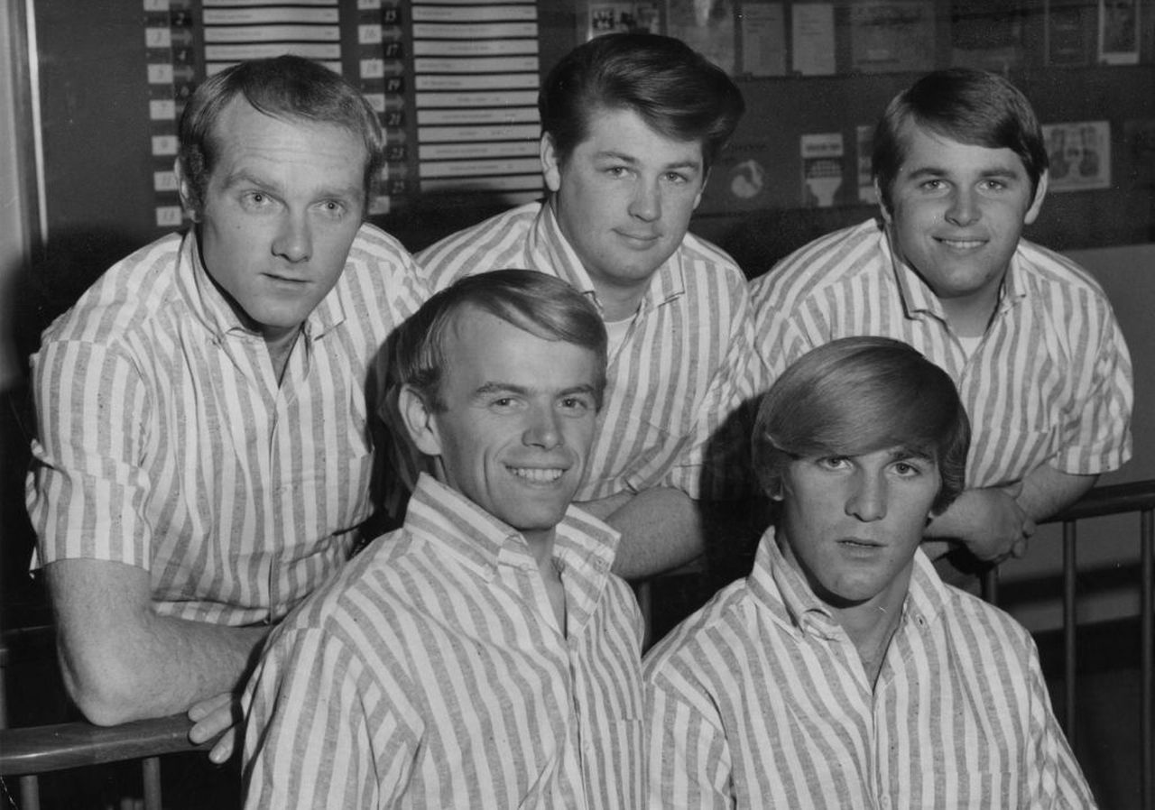 <p><strong>The Beach Boys през 1964 г.</strong></p>

<p>От ляво на дясно: Майк Лав, Ал Джардин, Брайън Уилсън, Денис Уилсън (1944-1983) и Карл Уилсън (1946-1998)</p>