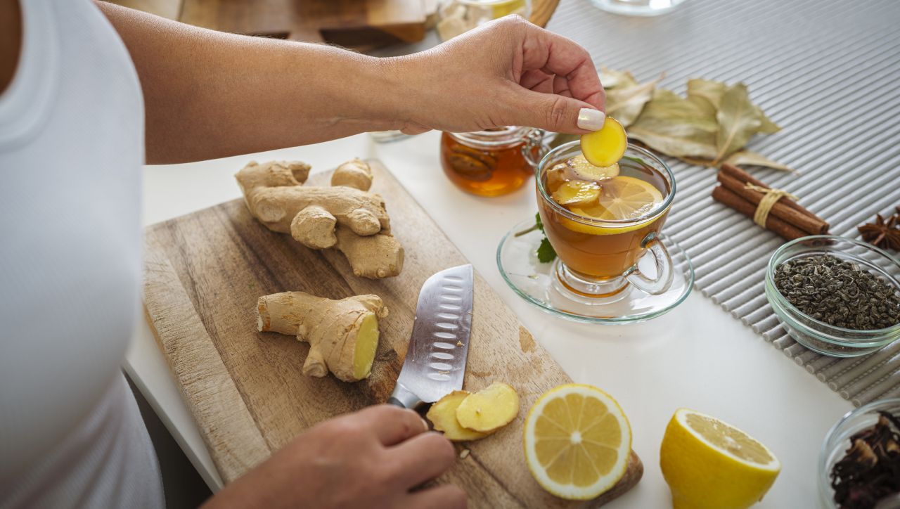 <p>Чаша джинджифилов чай дневно подпомага имунната система и намалява хроничното възпаление &mdash; един от основните ускорители на стареенето.</p>