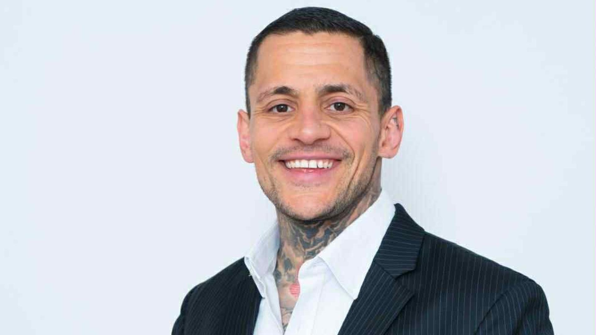 Дълго време името му се носеше шепнешком – в сянката