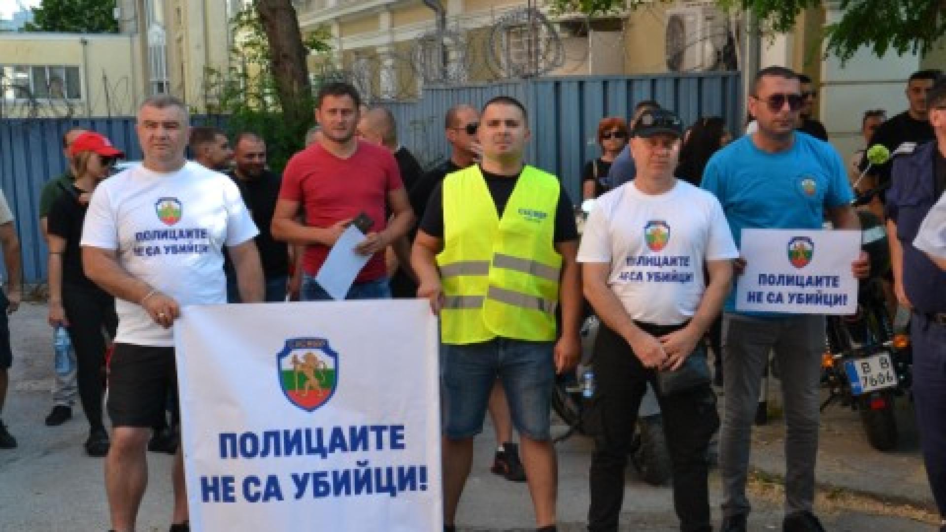 Служители на МВР и граждани се събраха пред сградата на