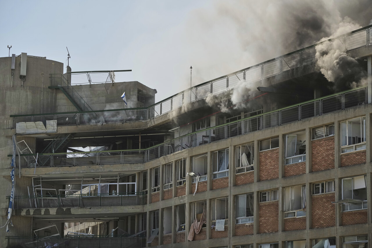 <p>Иранска ракета порази основната болница в Южен Израел тази сутрин и причини значителни щети, предаде Асошиейтед прес, като се позова на представители на медицинското учреждение.</p>