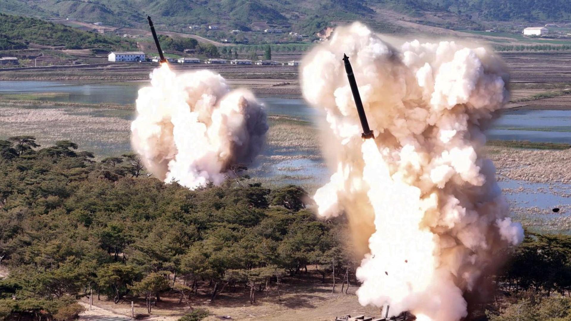 Северна Корея изстреля тази сутрин над 10 ракети от многоцевни