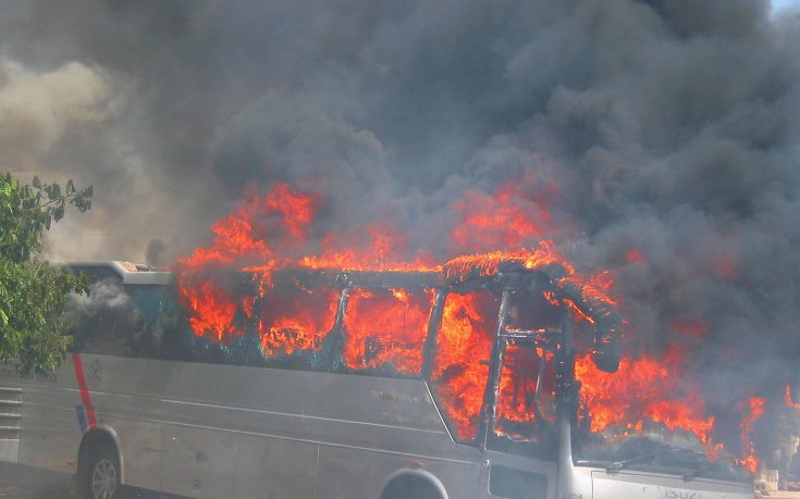 Кошмарни кадри: запалиха автобуса на футболен клуб