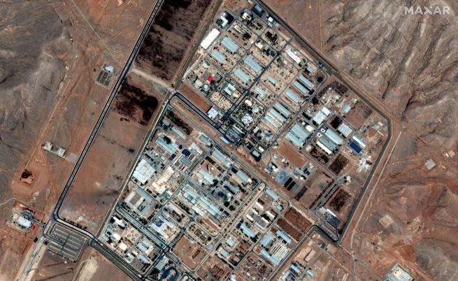 Израел порази иранска военна база и складове за дронове