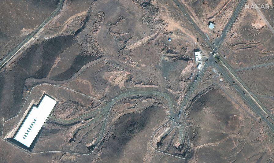 Иран: Няма опасност за населението след ударите на САЩ край Фордо