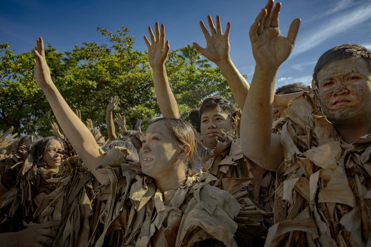 <p>Вижте впечатляващи кадри от фестивала Taong Putik в Алиага, Филипините, където стотици участници се преобразяват, покривайки телата си с кал, треви и листа в знак на смирение и духовна отдаденост. Снимките улавят едновременно мистиката, емоцията и суровата красота на едно от най-необичайните религиозни шествия в света. От мълчаливите фигури, които се движат бавно към храма, до контрастния празничен край &ndash; това е история, разказана в кал, светлина и вяра.</p>