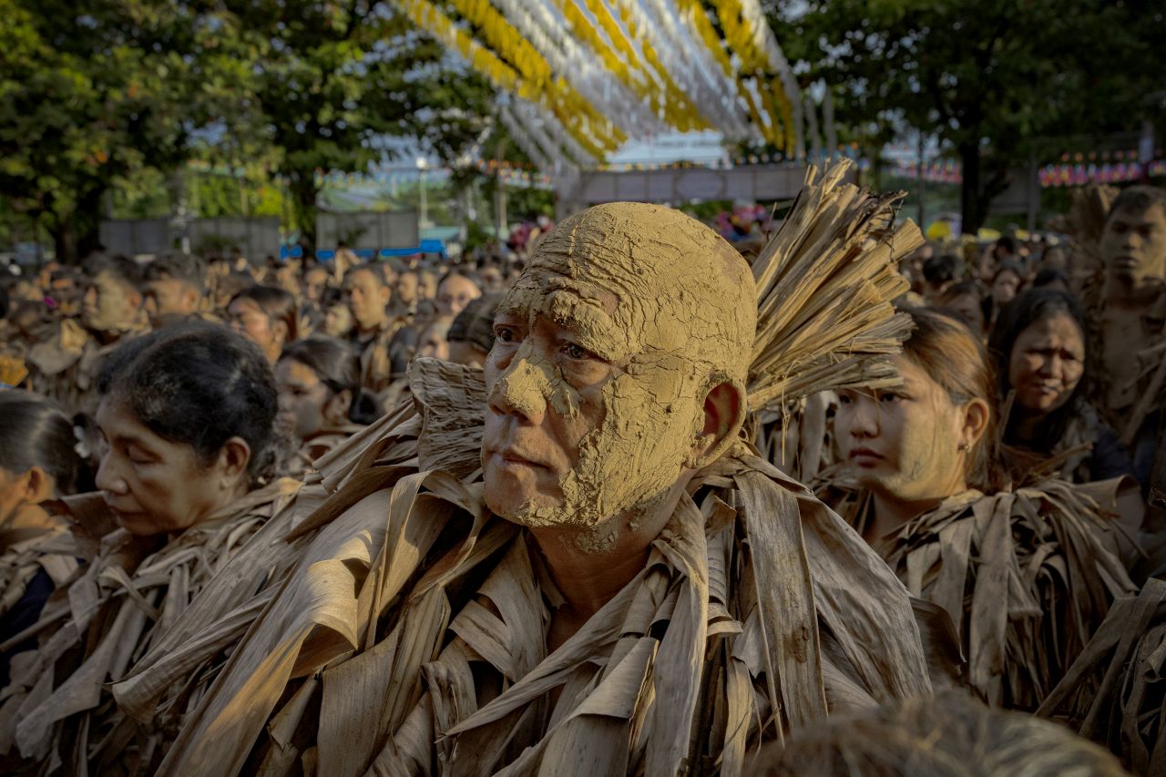 <p>Вижте впечатляващи кадри от фестивала Taong Putik в Алиага, Филипините, където стотици участници се преобразяват, покривайки телата си с кал, треви и листа в знак на смирение и духовна отдаденост. Снимките улавят едновременно мистиката, емоцията и суровата красота на едно от най-необичайните религиозни шествия в света. От мълчаливите фигури, които се движат бавно към храма, до контрастния празничен край &ndash; това е история, разказана в кал, светлина и вяра.</p>