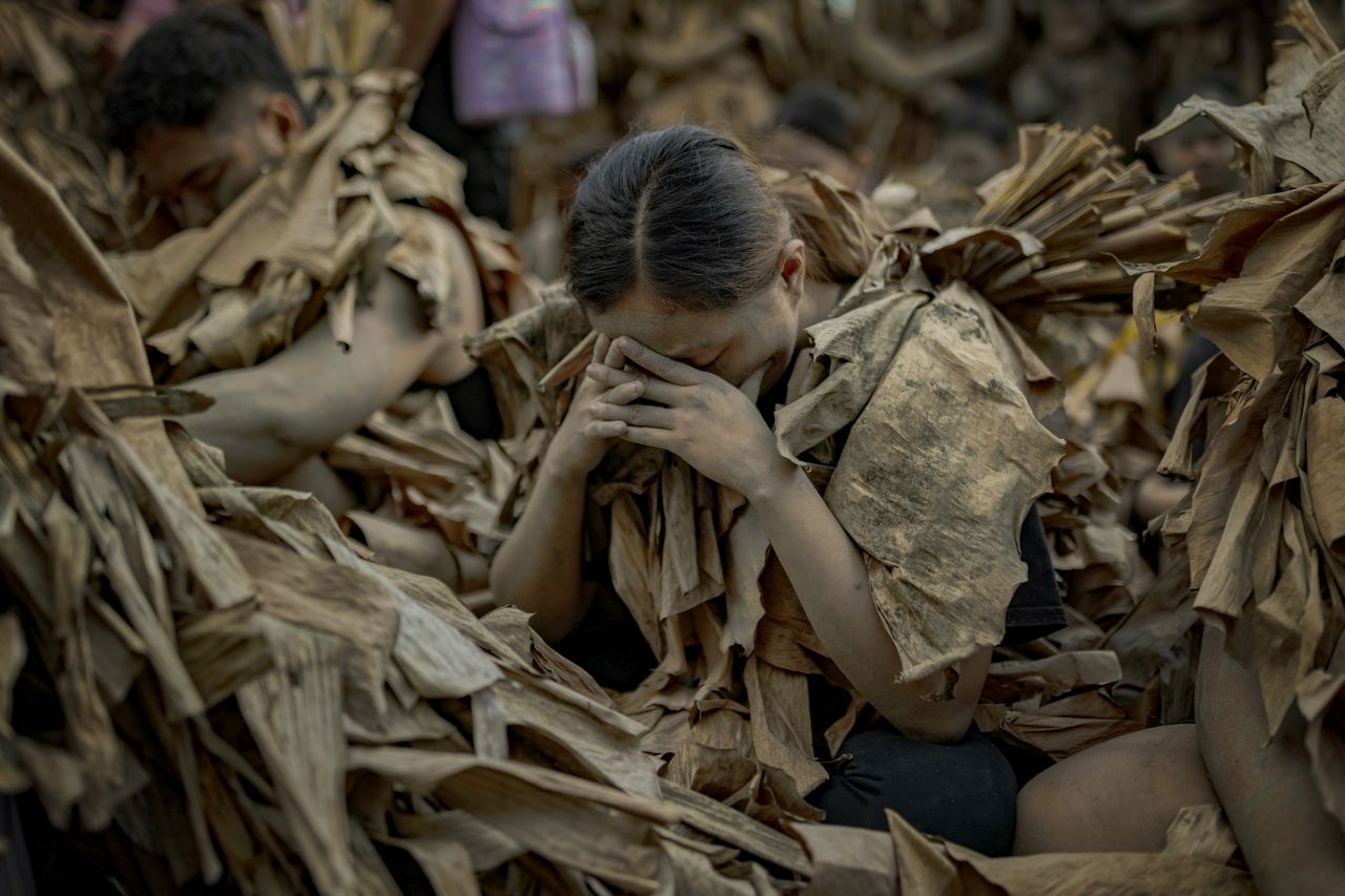 <p>Вижте впечатляващи кадри от фестивала Taong Putik в Алиага, Филипините, където стотици участници се преобразяват, покривайки телата си с кал, треви и листа в знак на смирение и духовна отдаденост. Снимките улавят едновременно мистиката, емоцията и суровата красота на едно от най-необичайните религиозни шествия в света. От мълчаливите фигури, които се движат бавно към храма, до контрастния празничен край &ndash; това е история, разказана в кал, светлина и вяра.</p>