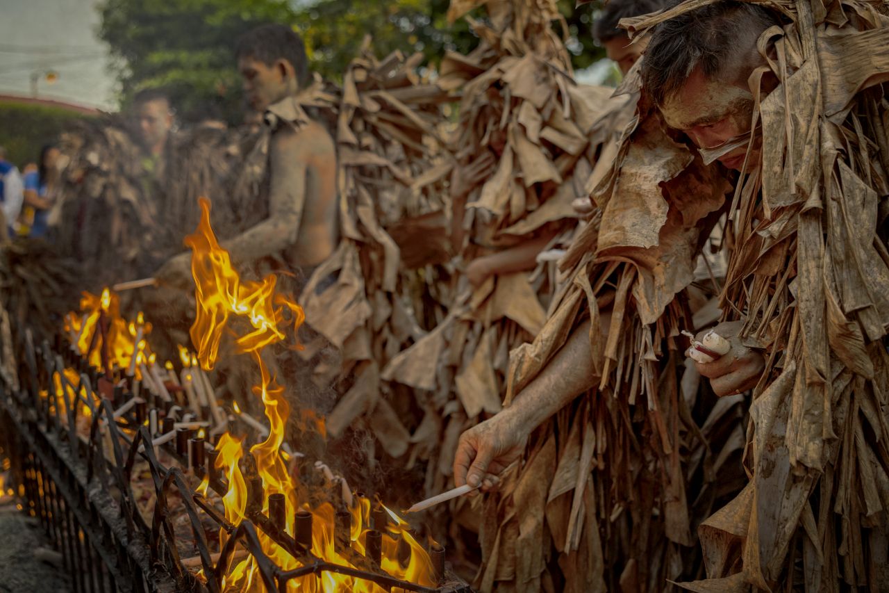 <p>Вижте впечатляващи кадри от фестивала Taong Putik в Алиага, Филипините, където стотици участници се преобразяват, покривайки телата си с кал, треви и листа в знак на смирение и духовна отдаденост. Снимките улавят едновременно мистиката, емоцията и суровата красота на едно от най-необичайните религиозни шествия в света. От мълчаливите фигури, които се движат бавно към храма, до контрастния празничен край &ndash; това е история, разказана в кал, светлина и вяра.</p>