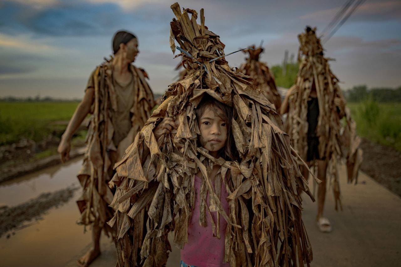 <p>Вижте впечатляващи кадри от фестивала Taong Putik в Алиага, Филипините, където стотици участници се преобразяват, покривайки телата си с кал, треви и листа в знак на смирение и духовна отдаденост. Снимките улавят едновременно мистиката, емоцията и суровата красота на едно от най-необичайните религиозни шествия в света. От мълчаливите фигури, които се движат бавно към храма, до контрастния празничен край &ndash; това е история, разказана в кал, светлина и вяра.</p>