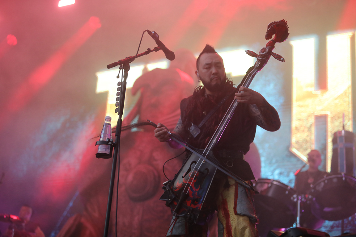 <p>Музикантите използват традиционни монголски инструменти, съчетани с модерни метъл рифове и мистично гърлено пеене.</p>