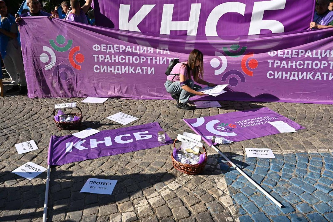 <p>Служители на градския транспорт в София излязоха на протест пред СОС. Протестиращите настояват за незабавни действия за приемане на бюджета на Столичната община за 2025 г.; увеличение на заплатите на работещите в градския транспорт на столицата с 300 лв.; подобряване на условията на труд и устойчиви решения, гарантиращи стабилността на дружествата от обществения транспорт.</p>