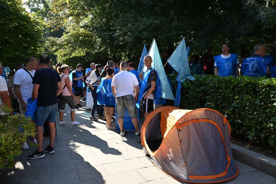 <p>Служители на градския транспорт в София излязоха на протест пред СОС. Протестиращите настояват за незабавни действия за приемане на бюджета на Столичната община за 2025 г.; увеличение на заплатите на работещите в градския транспорт на столицата с 300 лв.; подобряване на условията на труд и устойчиви решения, гарантиращи стабилността на дружествата от обществения транспорт.</p>